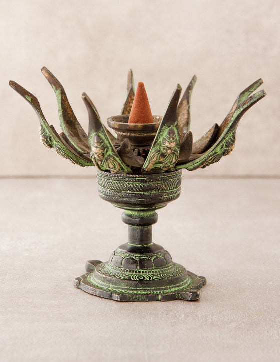 https://www.sivanaspirit.com/cdn/shop/products/sivana-blooming-lotus-incense-holder-8118879941_560x.jpg?v=1571418031